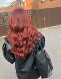 red layered hair Layered Haircut Red Hair, Ginger Burgundy Hair, Long Layered Haircuts Red Hair, Dark Red Hair With Layers, Muted Red Hair, Red Hair With Layers, Red Fall Hair Color, Layered Red Hair, Red Layered Hair