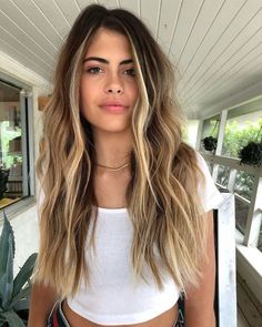 beach waves braune haare mit highlights blond kurzes weißes t shirt elegante goldene halskette casual style minimal make up Hair Color Crazy, Hair Color Shades, Sorority Recruitment, Light Hair