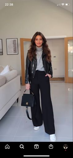 Black Wide Leg Pants Outfit Casual, Wide Leg Pants Street Style, Wide Leg Black Jeans Outfit, Wide Leg Pants Outfit Fall, Black Wide Leg Trousers Outfit, Black Jeans Outfit Winter, Wide Leg Pants Outfit Casual, Wide Leg Trousers Outfit, Wide Leg Jeans Outfit