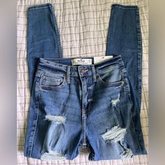 Size: 1s. Waist Is 25in Brand New With Tags Still In Packaging In Good Condition Jeans Hollister, Hollister Jeans, Jeans Color, High Rise Jeans, High Jeans, Colored Jeans, Hollister, Blue Black, Color Blue