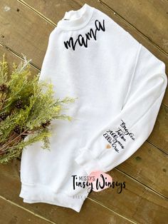 Cute Mom Sweatshirt, Pocket Vinyl Designs, Mama Crew Neck Sweatshirt, Cute Mom Sweatshirt Ideas, Custom Crewneck Ideas, Cute Diy Shirts Vinyl, Mom And Me Sweatshirts, Diy Shirts Cricut, Momma Shirt Ideas