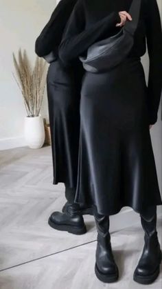 Goth Girl Spring Style Inspo Diagonal Design, Stile Hijab, Skirt Tulle, Satin Midi Skirt, Looks Street Style, Black Clothing, Nature Tattoos, All Black Outfit