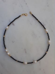 Black Beads And Pearls, Pearl And Black Bead Necklace, Seed Need Necklace, Beaded Black Necklace, Seed Bead Pearl Necklace, Black Necklace Beads, Black And Gold Beaded Necklace, Black Beaded Choker, Black Seed Bead Necklace