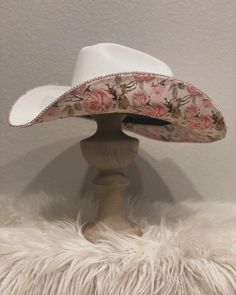 Hand made floral cow boy hat. *There are NO returns or exchanges* These items are custom made to order to the customers liking. We will be in contact throughout the process of making item. Floral Cowboy Hat, Cowboy Hat Customized, Custom Cowboy Hat Ideas, Cowgirl Hat Decorating Ideas, Diy Cowboy Hat Decoration, Cowboy Hat Decorations Ideas, Cow Girl Hats, Wedding Cowboy Hat, Diy Cowboy Hats