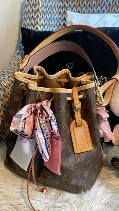 Vintage Lv Bag, Designer Purses And Handbags, Trendy Purses, Handbag Outfit, Girly Bags, Bible Covers, What In My Bag