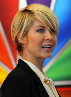 Jenn Elfman hairstyle Pixie Cut With Bangs, Cute Haircuts, Bob Haircut For Fine Hair, Pixie Hair, Long Pixie, Short Hair With Bangs, Pixie Cuts