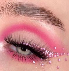 Fee Make Up, Eyeshadow Looks With Glitter, Eyeshadow Looks With Rhinestones, Eyeshadow Rhinestones, Comp Makeup, Bright Pink Eyeshadow, Pink Eyeshadow Looks, Class Makeup, Bubbles Party