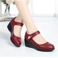 Erleben Sie stilvollen Komfort mit diesen schwarzen Casual-Wedges. Perfekt für den Alltag und lässige Anlässe, bieten diese Schuhe eine Mischung aus Eleganz und Bequemlichkeit, die sie zu einem unverzichtbaren Teil Ihrer Schuhkollektion machen. Elegantes und bequemes Design: Die schwarzen Wedges mit einem dezenten Riemen und Schnallenverschluss verleihen diesen Schuhen eine klassische und zeitlose Note. Die geschlossene Spitze und der erhöhte Keilabsatz sorgen für eine elegante Silhouette, währe Sandal For Women, Casual Wedges, Leather Sole Shoes, Elegant Heels, Woman Wine, Heels For Women, Mini Robes, Pu Heels, Maxi Robes