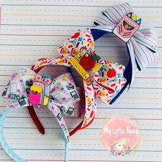 Back to School Shakers Headbands✏️ 📏Bow measure 5.5" inches wide. Grosgrain ribbon headband hair accessory that is sure to please everyone. Beautiful 1.5" wide headbands measure approximately 14 inches end to end. This headband is hand-braided on a non-padded (flat) headband. Embellished with shacker center. THIS LISTING IS FOR ONE (1) WIDTH NON-PADDED HEADBAND Please choose from the options choices listed in the description to place an order for a single-color headband as shown. 🍎Network with Apple 🖍️Royal Blue with Crayons Box 📚Light Blue with Backpack 💖Don't forget to follow us in FB @mylittlenany10 😉Custom orders are welcomed! Contact us! Back To School Headbands, Headbands For Girls, Wide Headbands, Bow Art, Georgetown Tx, Ribbon Headbands, Box Light, Crayon Box, Glitter Hair Bows