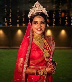 Odia Bride, Bengali Bride Look, Wedding Couple Outfits, Red Saree Look, Kolkata Wedding, Bengali Aesthetic, Wedding Decorations Pictures, Bride Groom Photoshoot, Draping Styles