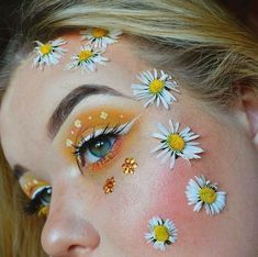 Colourful Eyeliner, Extravagant Makeup, Halo Eyes, Fantasy Make-up, Artsy Makeup, Applying Makeup