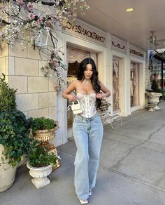 Corset Tops Aesthetic, Corset Casual Outfits, Corset Top With Jeans, Corset And Jeans Outfit, Vegas Outfits Nightlife, Bustier Top Outfits, Corset And Jeans, Outfits Juvenil, Looks Party