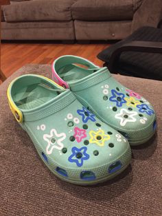 Painted Shoes Flowers, Crocs Vsco, Customized Crocs Shoes, Custom Crocs Shoes, Diy Spongebob, Croc Designs