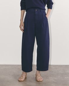 The Everywhere Pant Navy – Everlane Blue Linen Pants Outfit, Italy Street Style, Navy Pants Outfit, Rich Lady, Oxford Comma, Print Mixing, Good Outfits, Closet Organized, Polished Casual