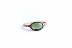 Bague chrysoprase | Bague en cristal de chrysoprase culbutée | Bague chrysoprase verte et cuivre recyclé | Bijoux en pierre de naissance de mai | Bague avec pierre de naissance du mois de mai
 Cette liste concerne un cristal de chrysoprase dégringolé électroformé sur un anneau de cuivre recyclé martelé à la main de calibre 16.
 Si votre taille n'est pas disponible, veuillez sélectionner « personnalisée » dans le menu déroulant et indiquer la taille dont vous avez besoin au moment du paiement.
 Nos bijoux sont uniques et uniques en leur genre. Veuillez noter qu'il y aura probablement des variations dans la taille, la forme et la couleur de chaque pierre. Tous les éléments de votre pièce sont fabriqués à la main dans notre petit studio sur l'île de Martha's Vineyard. Vos bijoux arriveront p Polished Chrysoprase Ring Suitable For Gift, Artisan Turquoise Chrysoprase Rings, Classic Chrysoprase Ring Jewelry, Silver Chrysoprase Ring As Gift, Polished Chrysoprase Ring, Chrysoprase Crystal, The Power Of Intention, Power Of Intention, Chrysoprase Ring