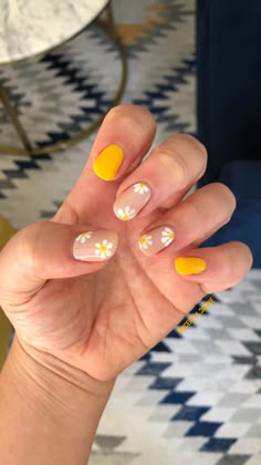 Daisy flower manicure and yellow nail polish Nail Polish Ideas Flowers, Short Nail Daisy Design, Yellow Flowers On Nails, Manicure With Daisies, Nail Art With Yellow Polish, Yellow Daisy Nail Art, Yellow And Daisy Nails, Flower Nail Polish, Daisy Flower Nail Designs