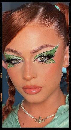 Makeup Looks Inspiration Butterfly Make Up Look, Makeup Artist Look Ideas, Crystals Makeup Look, Artistic Makeup Ideas Eyes, Artist Makeup Looks, Spring Make Up Looks, Halloween Make Up Ideas Creative, Make Up Artistique, Makeup Looks Artistic