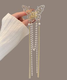 Fine Gold Alloy Zircon Pearl Chain Tassel HairpinMade of fine Alloy Zircon Pearl Chain Tassel.Measurement: 14cm/5.46" * 5cm/1.95". Matches easily with daily hairstyle, dresses & Shirts Rhinestone Hair Clip, Hair Clamps, Korean Jewelry, Butterfly Hair Clip, Hair Accessories Clips, Butterfly Decorations, Butterfly Hair, Fashion Hair Accessories, Long Pendant