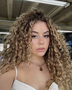 Curly Hair Color Ideas, Blonde Highlights Curly Hair, Curly Hair Color, Hair Styles Easy, Mixed Curly Hair