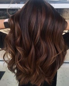 Chromatic Charm: Stunning Two-Tone Hairstyle Ideas for Colorful Personality Dark Chocolate Hair Color, Dark Chocolate Hair, Rambut Brunette, Beige Hair, Hair Color Chocolate, Hair Color Caramel, Brunette Balayage, Caramel Highlights, Brunette Balayage Hair