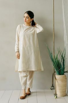 Dress Designing, Straight Kurti, Dresses Design, Trendy Shirt Designs, Pakistani Fashion Casual, Causal Dresses, Casual Indian Fashion, Stylish Short Dresses, Pakistani Dresses Casual