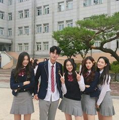 Korean Highschool Uniforms, Korean School Uniform Boys And Girls, Ulzzang Squad, Korean Friends, High School Uniform, Korean Best Friends, Girl Friendship