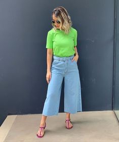 Cropped Wide Leg Jeans Outfit Summer, Culottes Outfit Casual, Wide Leg Jeans Outfit Summer, Wide Leg Outfit, Culottes Outfit, Wide Leg Jeans Outfit, Jeans Claro, Casual Chic Outfit, Street Style Chic