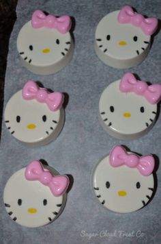 hello kitty cupcakes with pink bows on them