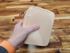 REVIEW – For pen and stationery lovers, finding the perfect case to protect and organize your favorite writing instruments can be a quest that often ends in compromise. But every once in a while, a product comes along that seems to tick all the boxes. The Galen Leather Expansi-Pouch is one such gem. For pen […]