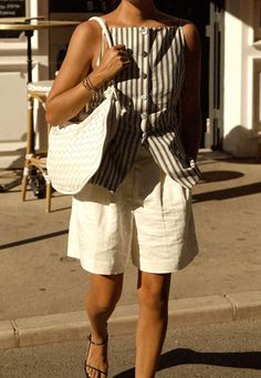 Summer Outfit Copenhagen, White Bermuda Shorts, Model Looks, Sincerely Jules, Europe Fashion, Beauty Clothes, Casual Chic Style, How To Style