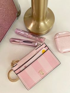 Bolsas Kurt Geiger, Victoria Secret Wallet, Car Accessories List, Secret Wallet, What's In My Purse, Pink Lifestyle, Girl Code, Handbag Essentials