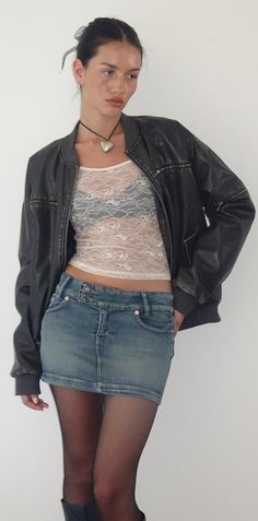 Jeans Mini Skirt Outfit, Mini Jean Skirt Outfit, Skirt Outfits Short, Denim Mini Skirt Outfit Summer, Short Denim Skirt Outfits, Mini Denim Skirt Outfit, Jean Mini Skirt Outfit, Jeans Skirt Outfit, Mini Skirts Outfits