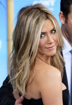 Jahodová Blond, Brown Hair With Highlights And Lowlights, Jennifer Aniston Hair, Trendy Hair Color, Hair Color Highlights, Brown Blonde Hair, Brown Hair With Highlights, Dirty Blonde