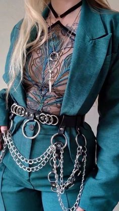 Alt Chic Outfit, Women Belt Outfit, Animal Inspired Outfits, Six The Musical Inspired Outfits, Artist Outfit Aesthetic, Chains Outfit, Professional Punk, Elegantes Outfit Damen, Usa Photography