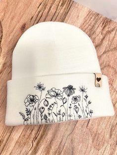 Things To Embroider On, Beanies Embroidery, Hat Embroidery Ideas, Embroidered Wildflowers, Beanie Embroidery, Embroidery Beanie, Flower Beanie, Embroidery Hat, Embroidered Items