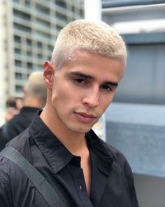 casual-street-style-männer-frisuren-2020-mann-kurze-hellblonde-haare-schwarzes-hemd Platunim Blonde Hair Men, Fade Blonde Hair Men, Men Blonde Hair Dyed Short, Blonde Hair Men Short, Men Platinum Hair, Short Blonde Hair Men, Blond Hair Men, Blonde Hair Man