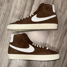 Nike Blazer Mid ’77 Vintage ‘Cacao Wow’ Dv7006-200 Women’s Size 11 Men’s Size 9.5 New In Box No Lid. Brown Retro Custom Sneakers For Streetwear, Retro Brown Sneakers For Streetwear, Retro Brown Lace-up Skate Shoes, Nike Retro Brown Sneakers, Brown Mid-top Custom Sneakers With Rubber Sole, Retro Brown Sneakers For Sports, Casual Brown Custom Sneakers With Gum Sole, Brown Suede Sporty Skate Shoes, Sporty Brown Suede Skate Shoes