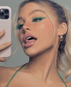 What’s App Profile Pic, Light Green Eyeshadow Looks, Light Halloween Makeup, Makeup Profile Picture, Light Green Makeup Looks, Light Green Eye Makeup, Light Green Makeup, Green Eye Makeup, Halloweenský Makeup