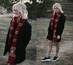 #wattpad #fanfic Usem como exemplo Harry Potter Scarf Outfit, Grifindor Outfit, Gryffindor Inspired Outfits, Harry Potter Inspired Outfits, Harry Potter Tea Party, Gryffindor Outfit, Gryffindor Scarf, Gryffindor Pride, Hogwarts Uniform