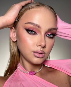 Eye makeup/eye shadow looks/pink look/lips/hairstyles/jewellery/necklace Pink Doll Makeup Look, Glam Winter Makeup, Bold Blush, Winter Makeup Looks, Makeup Looks Winter, Queen Style, Holiday Makeup Looks, Makeup Photo, Prom Makeup Looks