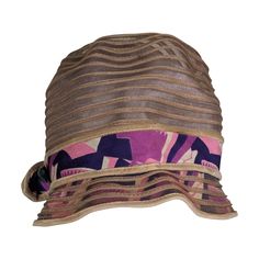 Art Deco cloche hat composed of horizontal bands of light mauve horsehair with an Art Deco printed band of crepe de chine. 1920's USA. Original bakelite hat pin. Brim 1,5 ", Crown 7 ", Band 21" interior. Cloche Art, Cappello Cloche, Straw Cloche Hat, Light Mauve, Art Deco Print, Hermes Kelly Bag, Turban Hat, Shopping Photography, Hat Pin