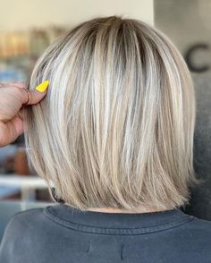 Cool Blonde Bob, Hair Dye Color Ideas, Perfect Blonde Hair, Hair Extensions For Short Hair, Medium Bob, Chin Length Hair, Blending Gray Hair, Blonde Hair Shades, Bob Hairstyles For Fine Hair