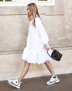 All White Outfits Aesthetic Summer Style: Smock Dress and White Trainers with Chloe Bag Street Style Blog, All White Outfit, Skirt Trends, Sport Chic, Fashion People, Street Style Inspiration, Mode Inspo, 가을 패션, White Outfits