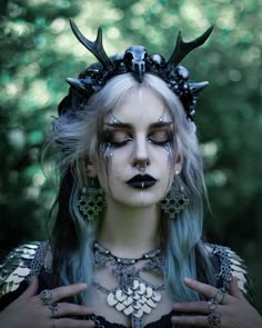 Silver Armor, Gold Armor, Strega Fashion, Fairy Cosplay, Creepy Halloween Makeup, Fairy Makeup, Fantasy Photography, Dark Fairy, Halloween Make Up