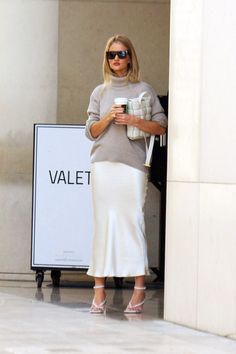 Rosie Huntington Whiteley Style, Rosie Huntington, White Skirt, Satin Skirt, Skirt Outfits