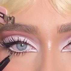 Doll Eyes Makeup Look, Barbie Makeup Look Doll, Girly Makeup Looks, Barbie Makeup Ideas, Pretty Makeup Products, Huda Beauty Rose Quartz Palette, Pink Hair Makeup, Claudia Neacsu, Doll Makeup Look