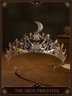 The moon at the top of the crown symbolizes the temple of the priestess. It is intuitive and imaginative, calm and gentle, and we need to constantly explore inward thinking and reconcile with ourselves. Moon Crown Goddesses, Tarot Crown, Fantasy Crown Queens, Empress Crown, Moon Tiara, Moon Crown, Fantasy Crown, Crown Aesthetic, Crown Headpiece