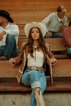 Cowgirl Riding Outfits, Cowgirl Diy Outfit, 70s Country Outfits, Cowboy Like Me Outfit, Real Cowgirl Outfits, Vintage Country Outfits, Elegant Cowgirl Outfit, Modern Western Outfits Women, Cowgirl Chic Outfits