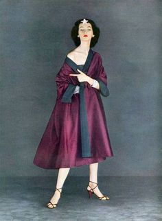 Dovima photographed by Richard Avedon for Harper's Bazaar, February 1951 Avedon Photography, Richard Avedon Photography, 50s Glamour, 1950s Vintage Fashion, Richard Avedon, Colors Palette