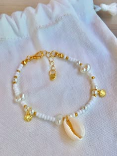 Treasure Seed Bead Bracelet - Etsy Sea Shells Bracelet, Seed Bead Bracelet With Charm, Shell Bracelet Ideas, Sea Bead Bracelets, Shell Bracelet Diy, Beaded Bracelets Summer, Summer Bracelet Ideas, Summer Beaded Bracelets, Summer Jewelry Diy